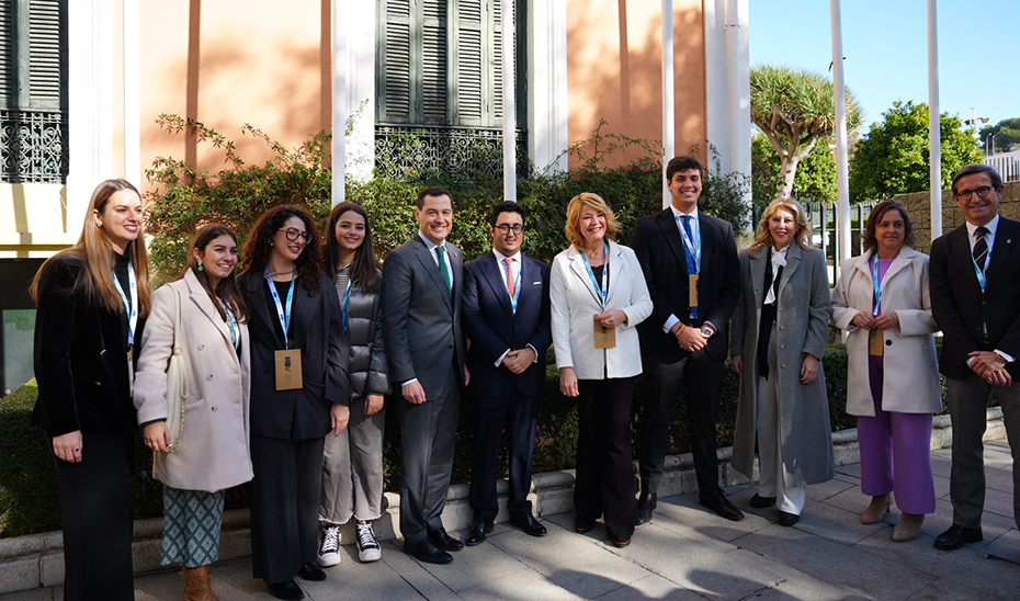 El presidente andaluz posa con algunos de los asistentes al II Congreso Nacional sobre el Hidrógeno Verde.